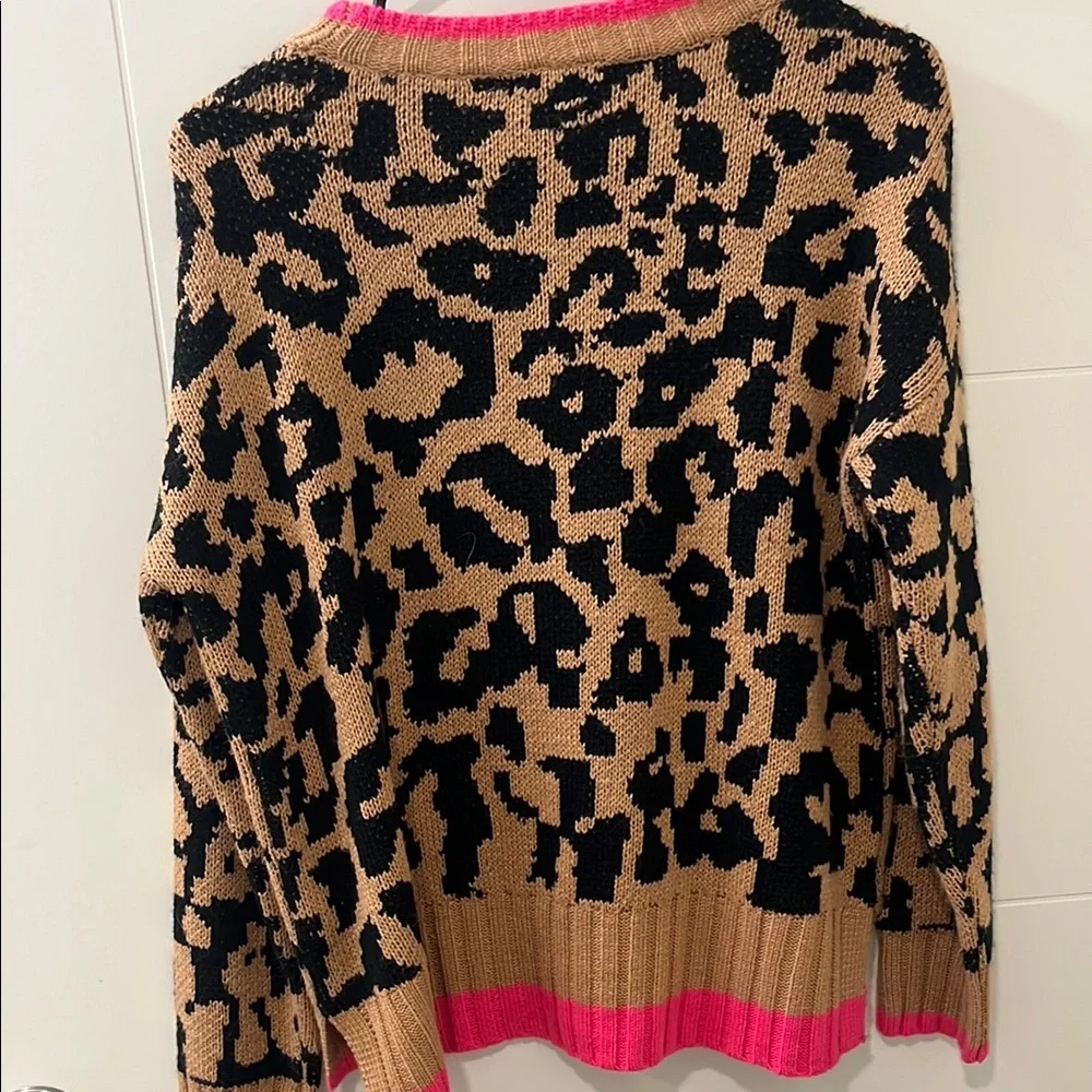 Aakaa: Women's Leopard Print Sweater - Black and Tan with Pink Accents - Picture 7 of 7
